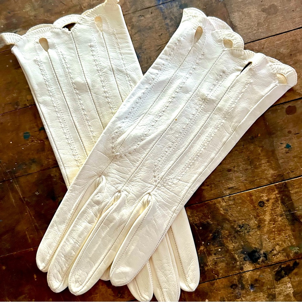 Valentino Garavani Cream Scalloped Leather Gloves